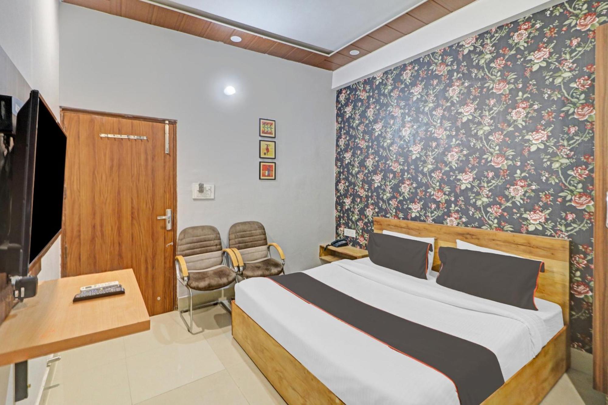 Hotel O Star Ki Nuova Delhi Esterno foto