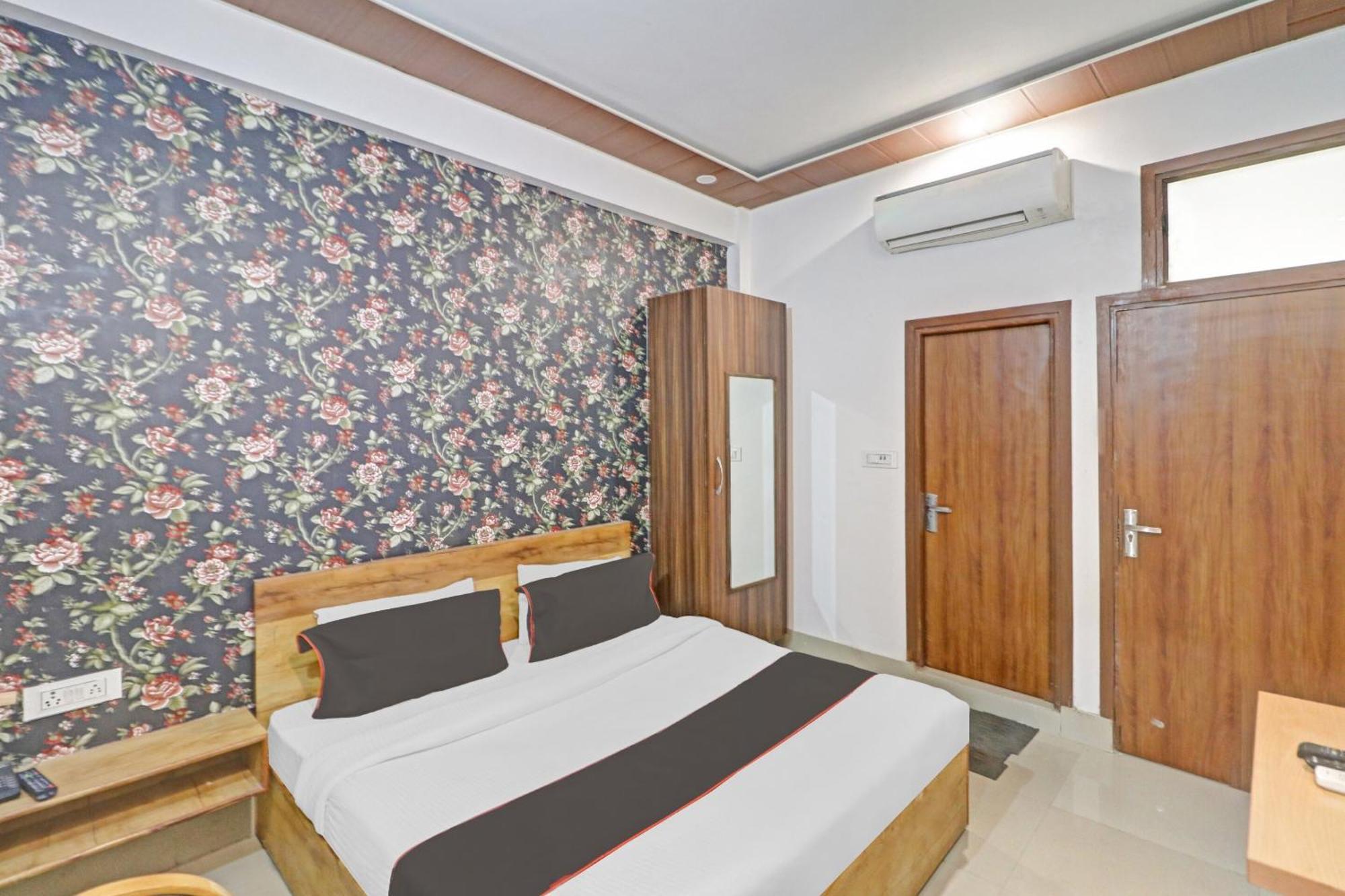 Hotel O Star Ki Nuova Delhi Esterno foto